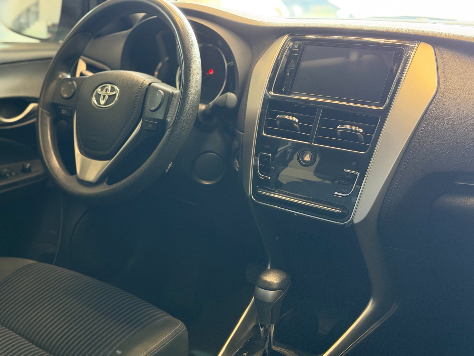 TOYOTA YARIS XL 1.5 #8